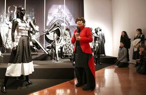 展覧会開幕前日に開かれたコシノジュンコさんによるギャラリートークと内覧会＝２月２１日、新潟市中央区の万代島美術館