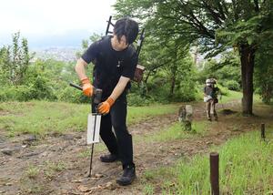 坂戸山の百八灯の準備を進める地元有志ら=27日、南魚沼市坂戸