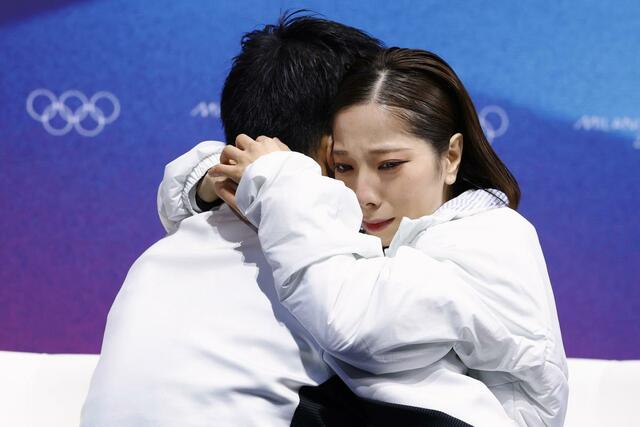 ペアで金メダルが確定し、抱き合って喜ぶ三浦璃来（右）、木原龍一組＝ミラノ（共同）