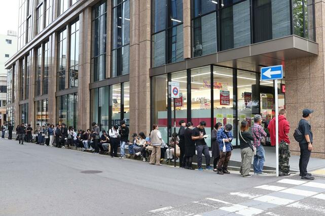 「バーガーキング」の午後の販売に並ぶ人々＝１０日、新潟市中央区