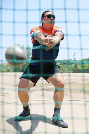 練習する男子ハンマー投げの中川達斗＝新潟市陸上競技場