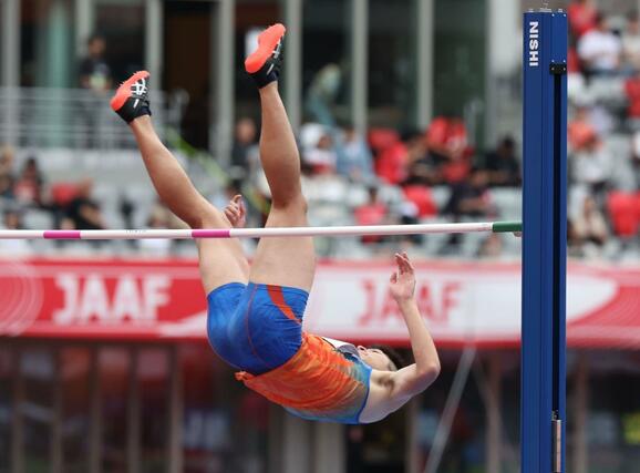 男子走り高跳び決勝 3位の長谷川直人=14日、名古屋市のパロマ瑞穂スタジアム
