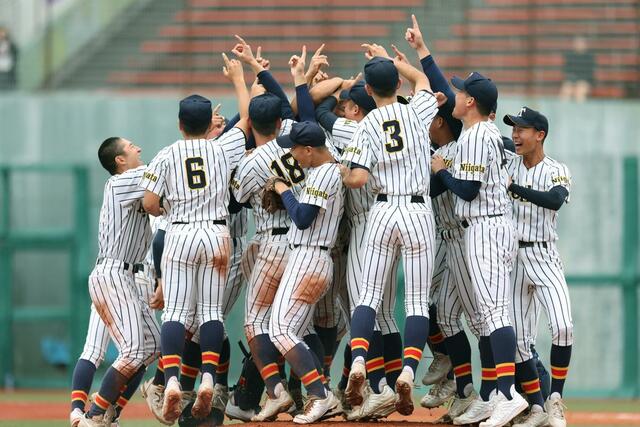 マウンドに集まる帝京長岡＝富山市民球場