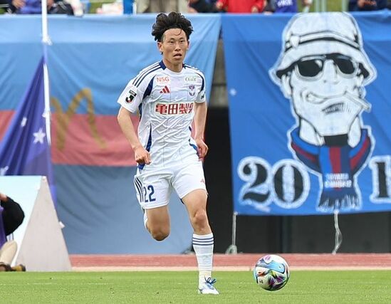 富山－新潟　後半、攻め上がるＭＦ新井泰貴＝富山県総合運動公園