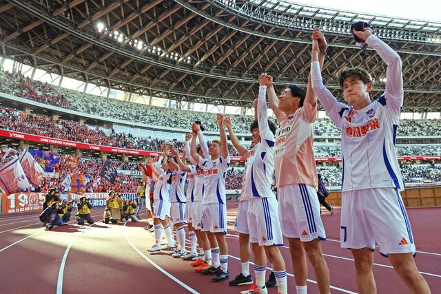 神戸－新潟　今季リーグ戦初勝利を挙げ、試合後にサポーターと喜ぶ新潟の選手たち＝国立競技場