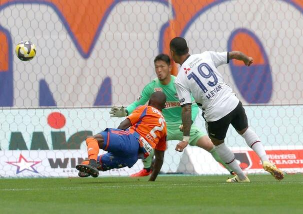 新潟-FC東京 前半、先制を許した新潟=ビッグスワン