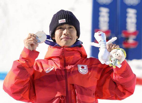 ミラノ・コルティナ冬季五輪のフリースタイルスキー男子デュアルモーグルで銀メダルを獲得した堀島行真=15日、イタリア・リビーニョ(共同)