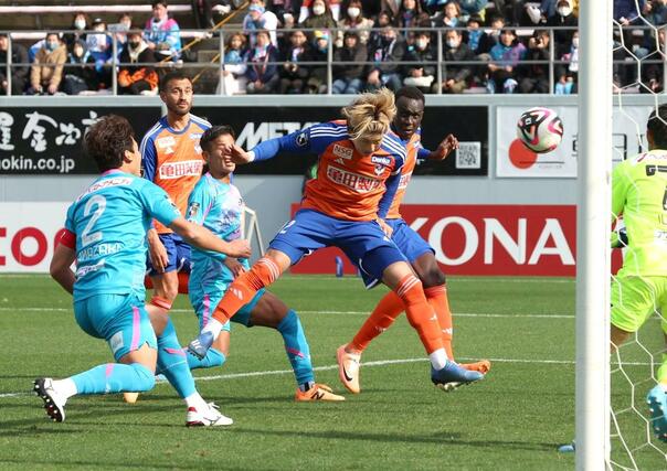 鳥栖－新潟　後半９分、ＤＦ新井直人が頭で合わせ、２－１＝駅スタ（写真映像部・永井隆司）