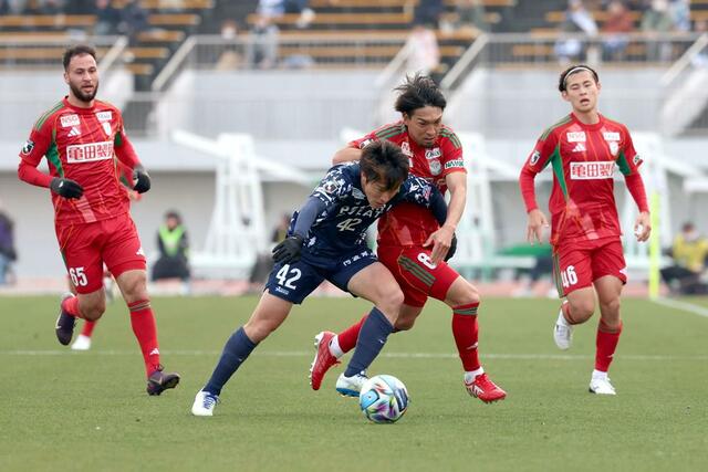 徳島－新潟　後半、ＭＦ白井永地が攻め上がろうとするも阻まれる＝鳴門大塚