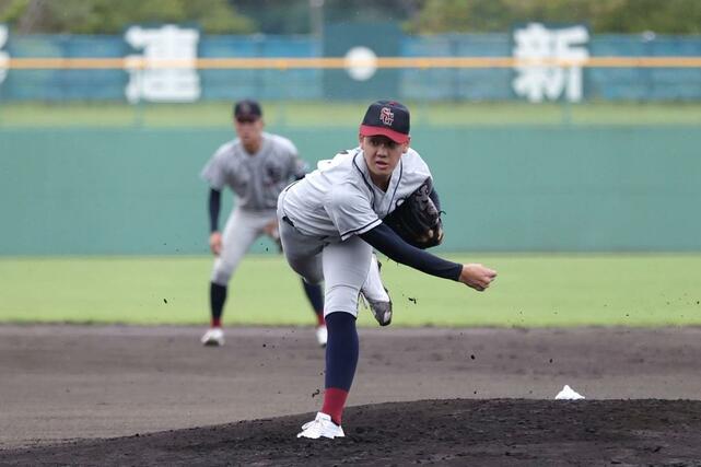 関根学園－柏崎　力投した関根学園の主戦八木健人＝１３日、柏崎市佐藤池球場