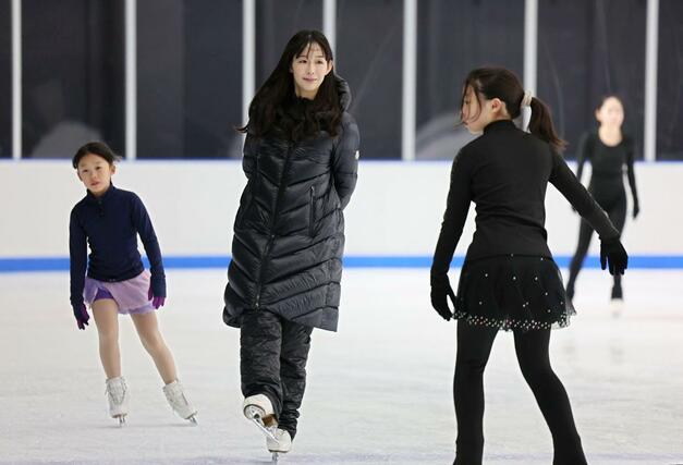 生徒を指導する今井遥さん=東京都立川市