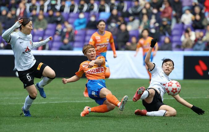 新潟Ｌ－三菱重工浦和　後半、シュートを打つ新潟ＬのＭＦ杉田亜未＝広島市