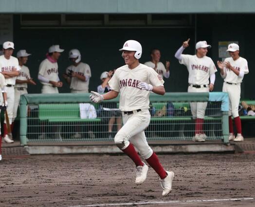 長岡工－糸魚川　５回、３ランを放ちホームベースに帰ってくる糸魚川の齋藤昴＝１２日、柏崎市佐藤池球場