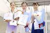 女子で優勝した中井亜美（中央）。左は２位の千葉百音、右は３位の三原舞依＝木下カンセーアイスアリーナ