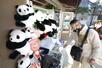 上野動物園内の売店でパンダのグッズを見る来園者＝２７日