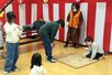 昔の遊びを楽しんだ「チャレンジ！むかしあそびフェス」＝三条市東本成寺