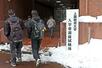 試験会場へ向かう受験生=2月25日、上越市山屋敷町の上越教育大学