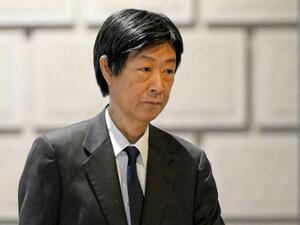 金融政策決定会合に出席するため、日銀本店に入る内田真一副総裁=16日午前(代表撮影)
