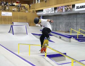 参加した子どもたちが難しい技を次々に決めたスケートボードの大会＝村上市瀬波温泉３