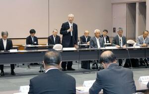 拉致問題解決に向けた市町村長の会の総会であいさつする二階堂馨会長(中央)=8月22日、新潟市中央区