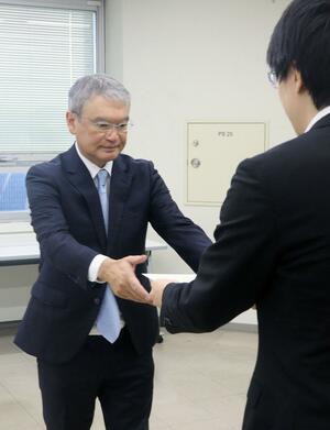新潟県の地域おこし協力隊員に任命された千葉太さん(左)=1月14日、県庁