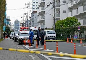 　現場のマンション周辺に集まる警察官ら＝８日午後２時５３分、東京都大田区