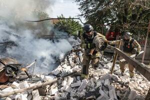 ロシア軍による爆撃を受けた住宅の消火に当たるウクライナの消防士ら=9日、ウクライナ東部ドネツク州コンスタンチノフカ(ゲッティ=共同)