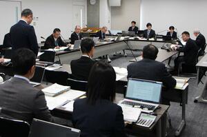 新ごみ処理場に関する債務負担行為などを審査した柏崎市議会の予算決算委総務分科会=3月15日、柏崎市議会