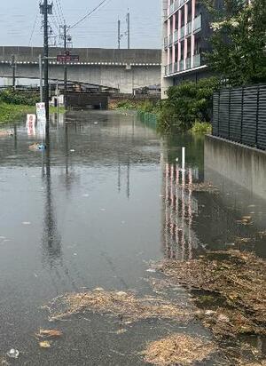 大雨で冠水した金沢市内の道路=7日午前9時45分