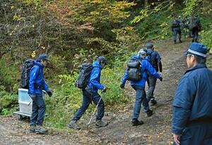 小型航空機墜落事故の現場に向かう運輸安全委員会の航空事故調査官ら=20日午前、福岡県八女市