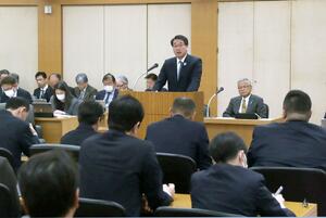 市議会全員協議会で西堀ローサの市有化を表明する中原八一市長=2月21日、新潟市役所