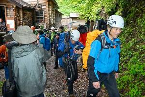 　合同巡視のため、羅臼岳に入山する北海道警や環境省の職員ら＝２９日早朝、北海道斜里町