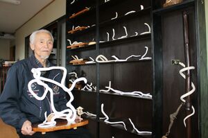 木の枝や根で長岡由一さんが手作りした、ことしの干支にちなんだ蛇=燕市熊森