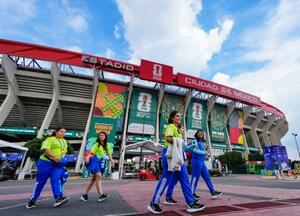 サッカーW杯北中米3カ国大会の開幕戦を控えるメキシコシティー競技場=10日、メキシコ市(共同)