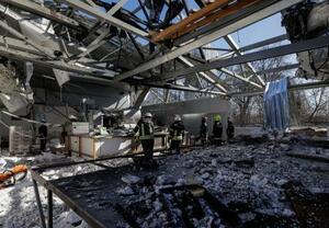 　ロシアのドローン攻撃を受けたウクライナ東部ハルキウの工場＝１１日（ロイター＝共同）