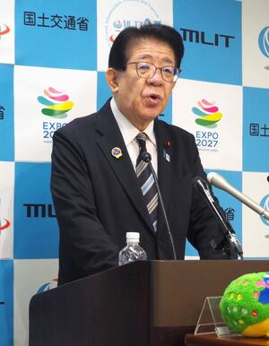 記者会見する金子国交相＝１２日午前、国交省