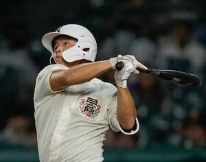 豊橋中央―日大三 8回裏日大三無死、田中諒が左越えに決勝本塁打を放つ=甲子園