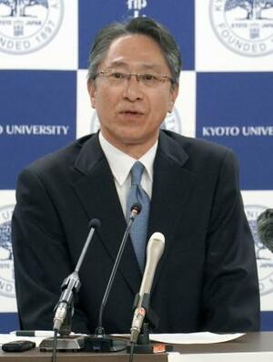 京都大の次期学長に選ばれ、記者会見する立川康人氏=16日午後、京都市左京区