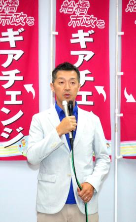 選挙事務所で敗戦の弁を述べる津曲俊明氏=22日夜、千葉県船橋市