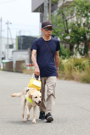 中越沖地震での避難所までの道のりを歩く小川孝幸さん=柏崎市三和町