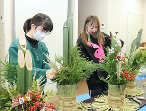 刈羽村の若手農家が主催した門松作り教室=刈羽村刈羽