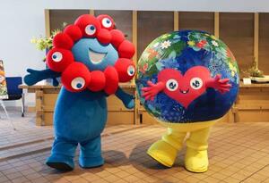 大阪・関西万博会場に登場した国際園芸博覧会のマスコットキャラクター「トゥンクトゥンク」(右)=23日、大阪市此花区の夢洲