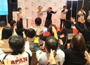 デフリンピックの応援イベントで、サインエールのワークショップが行われた=東京都千代田区