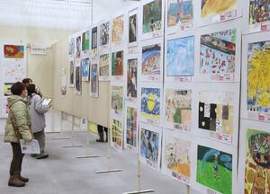 子どもたちの個性豊かな作品が並ぶ県ジュニア美術展覧会の柏崎展＝２１日、柏崎市学校町