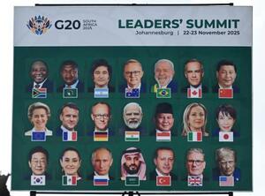 南アフリカ・ヨハネスブルクで、G20首脳会議の会場周辺に設置された首脳らの顔写真の看板=20日(共同)