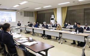 柏崎刈羽原発7号機への燃料装塡などについて議論が交わされた「原発の透明性を確保する地域の会」=4月10日、柏崎市荒浜1