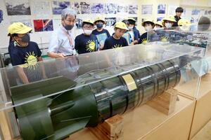 長岡戦災資料館を見学し、長岡空襲を学ぶ希望が丘小学校の6年生=長岡市城内町2