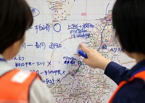 東京電力柏崎刈羽原発での重大事故を想定した訓練で各地の状況を地図に記入する県職員。住民の避難や屋内退避は広範囲に及ぶ=10月下旬、新潟県庁