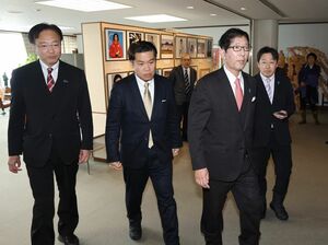 花角英世知事と面会するため知事室へと向かう自民党の衆院選当選者たち＝９日、県庁