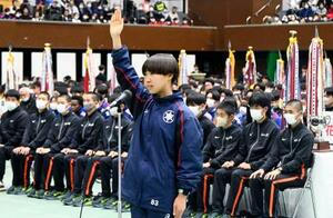 　全国高校駅伝の開会式で選手宣誓する長野東・田畑陽菜主将＝２０日、京都市体育館